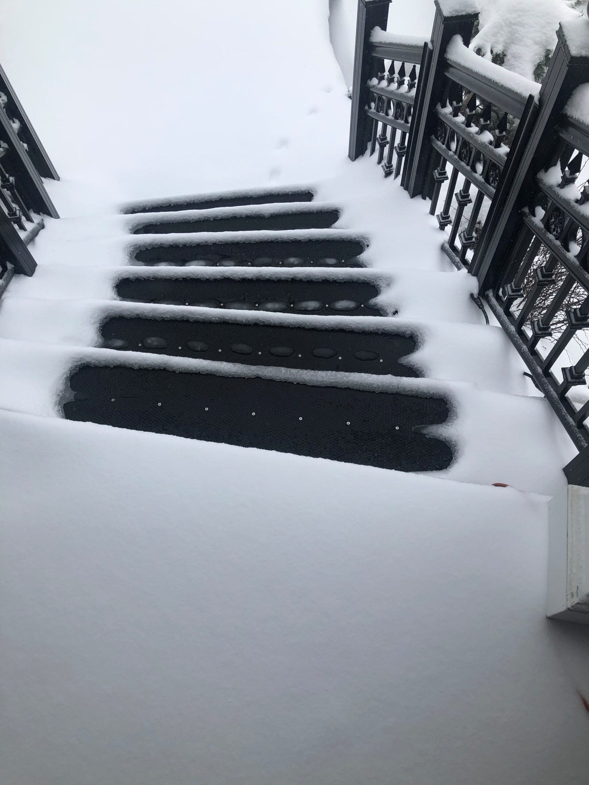 Tapis thermiques déneigeant un escalier extérieur