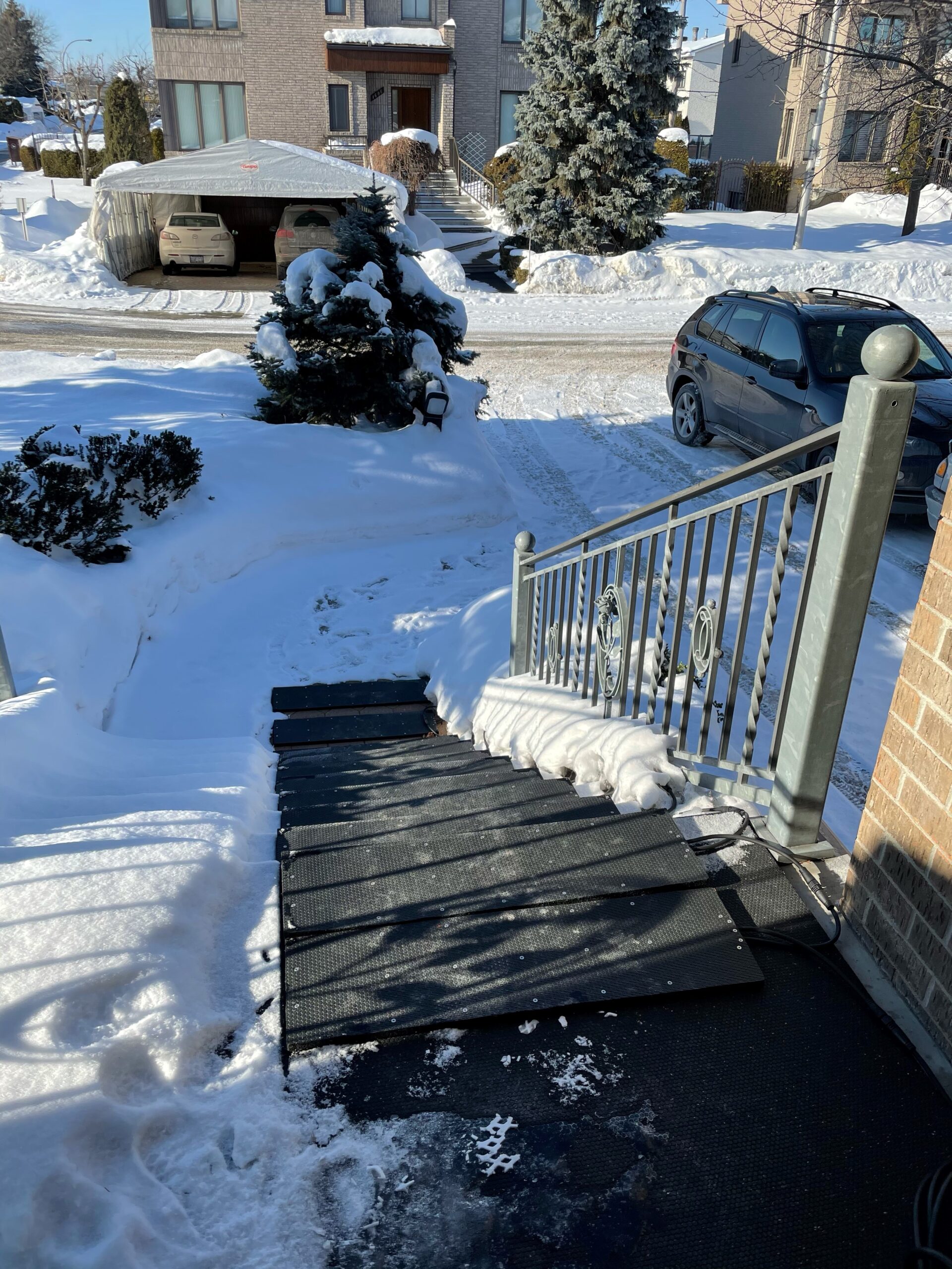 Escalier extérieur équipé de tapis thermiques en hiver
